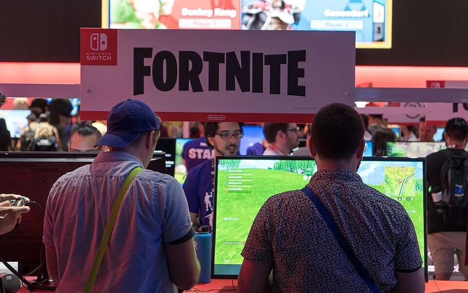 Players testing Fortnite at E3 2018 illustrating split-screen multiplayer setup