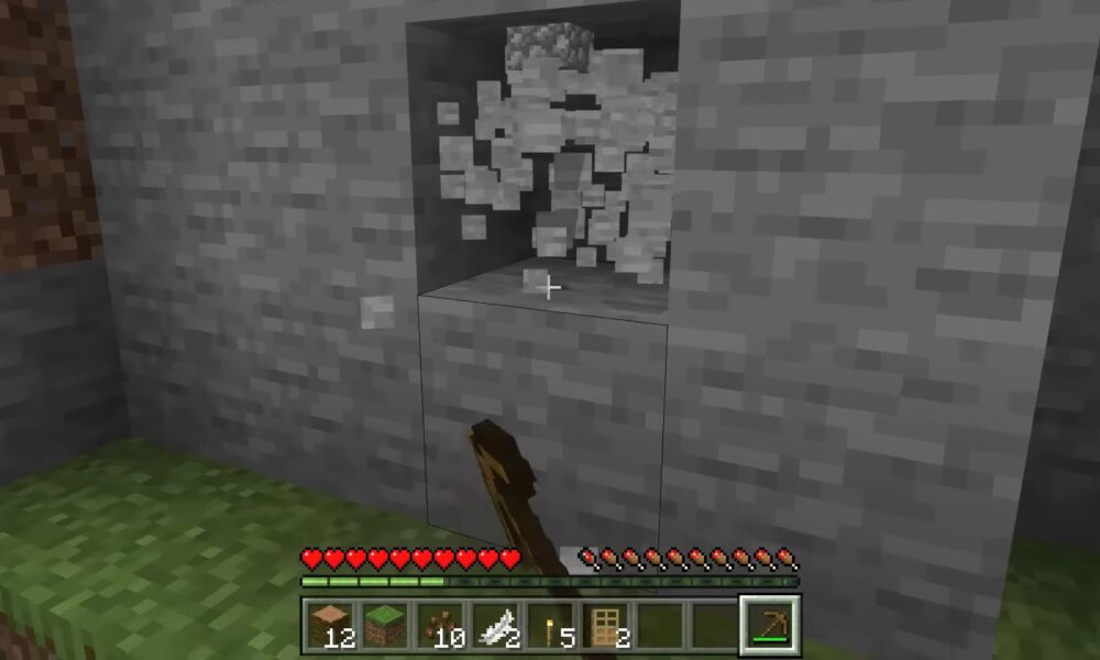 Minecraft gameplay scene illustrating the keepInventory gamerule and keeping items after death