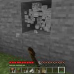 Minecraft gameplay scene illustrating the keepInventory gamerule and keeping items after death