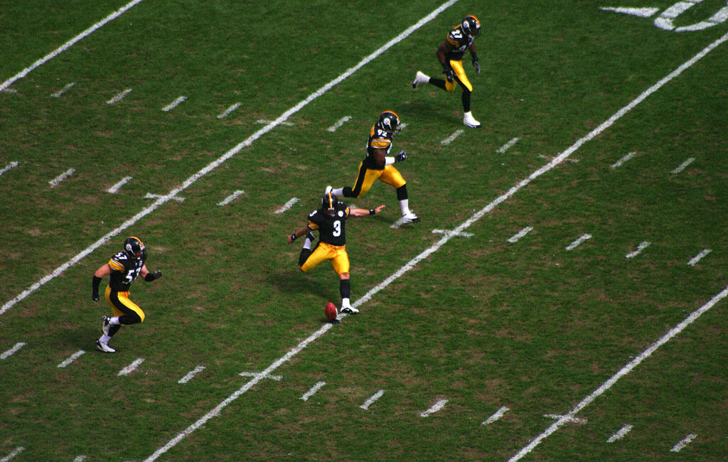 Pittsburgh Steelers kicker Jeff Reed preparing a kickoff in 2006