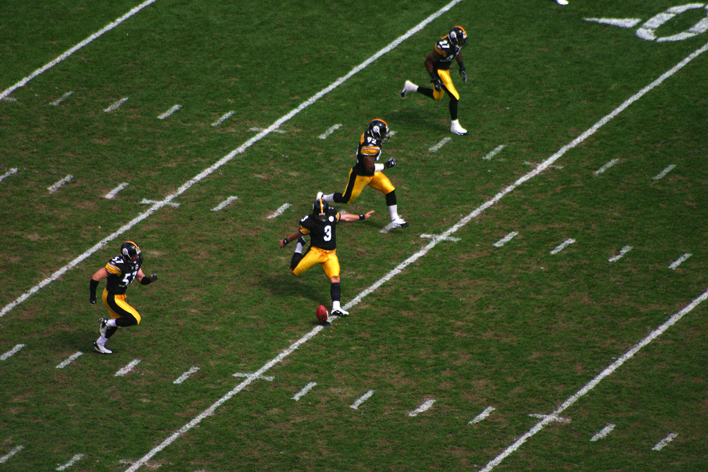 Pittsburgh Steelers kicker Jeff Reed preparing a kickoff in 2006