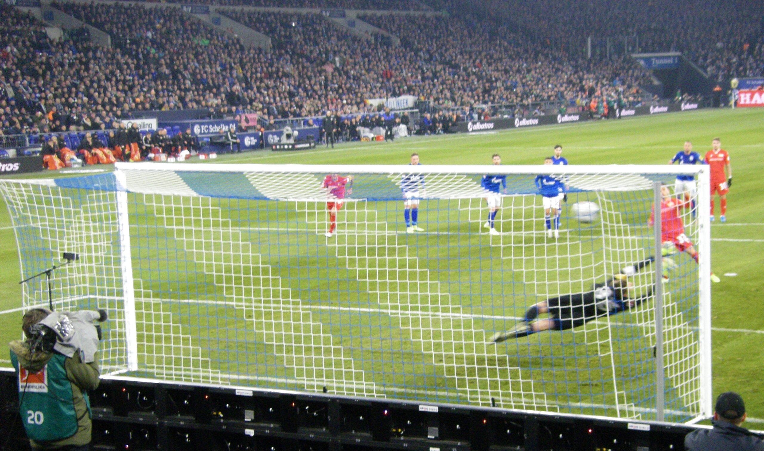 Marcus Ingvartsen taking a penalty kick against Schalke goalkeeper Alexander Nübel