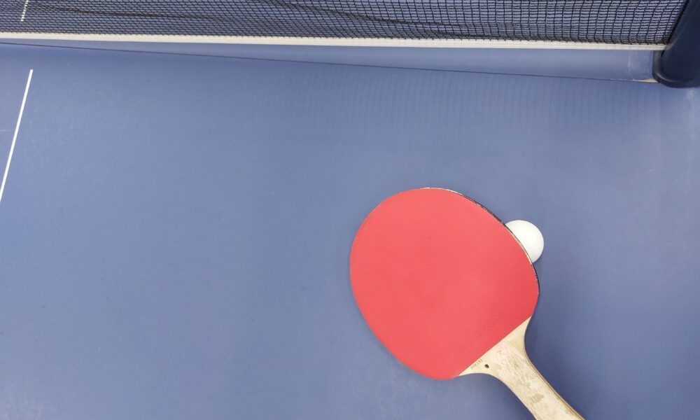 Table tennis paddle and ball illustrating legal serve rules and the 16 cm toss requirement