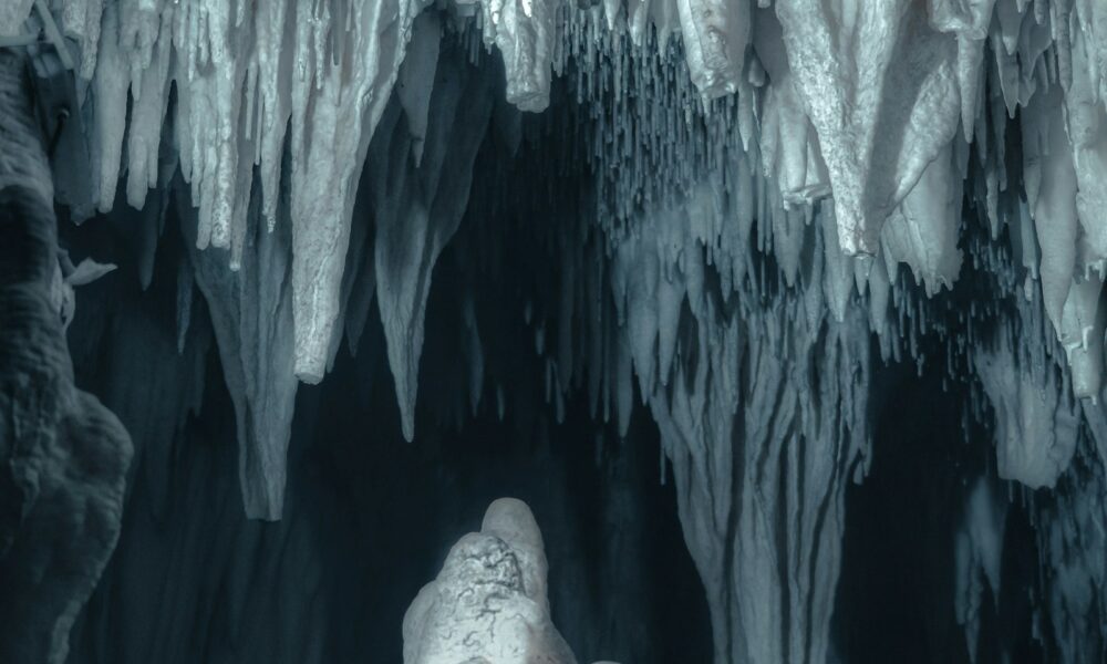 Ice cave and icicles illustrating the frozen cave theme in Minecraft 26.4 Snapshot 4