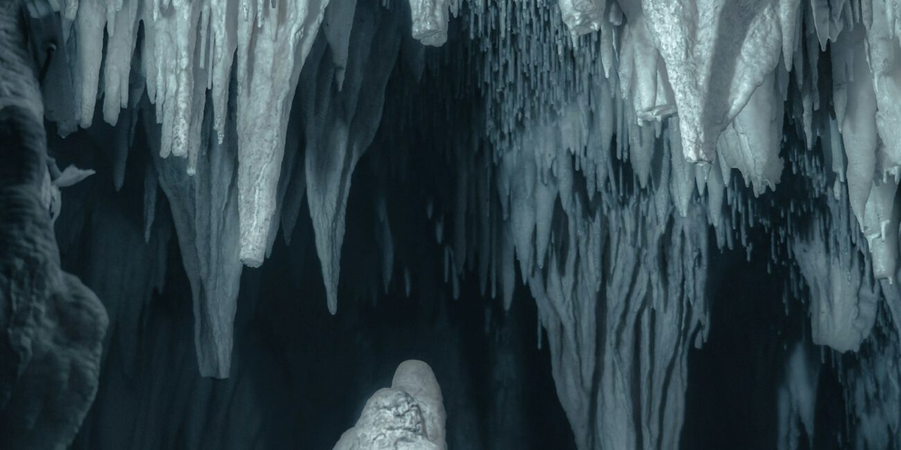 Ice cave and icicles illustrating the frozen cave theme in Minecraft 26.4 Snapshot 4