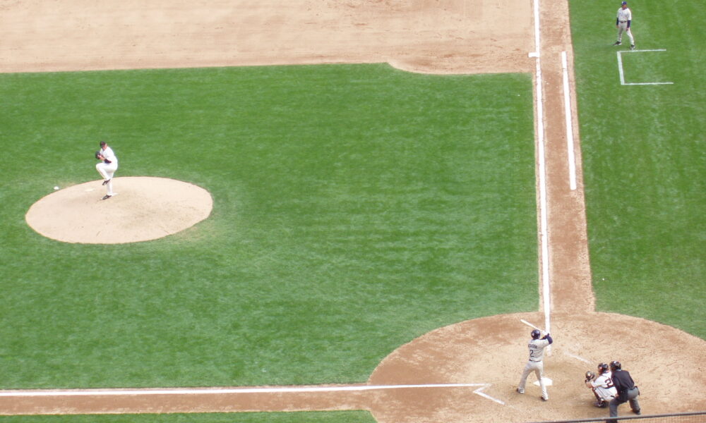 Archive photograph of an MLB baseball game, used to illustrate the 2029 proposal to reduce the regular season to 154 games