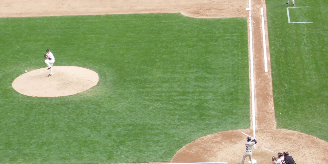Archive photograph of an MLB baseball game, used to illustrate the 2029 proposal to reduce the regular season to 154 games