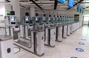 UK airport passenger using a contactless eGate