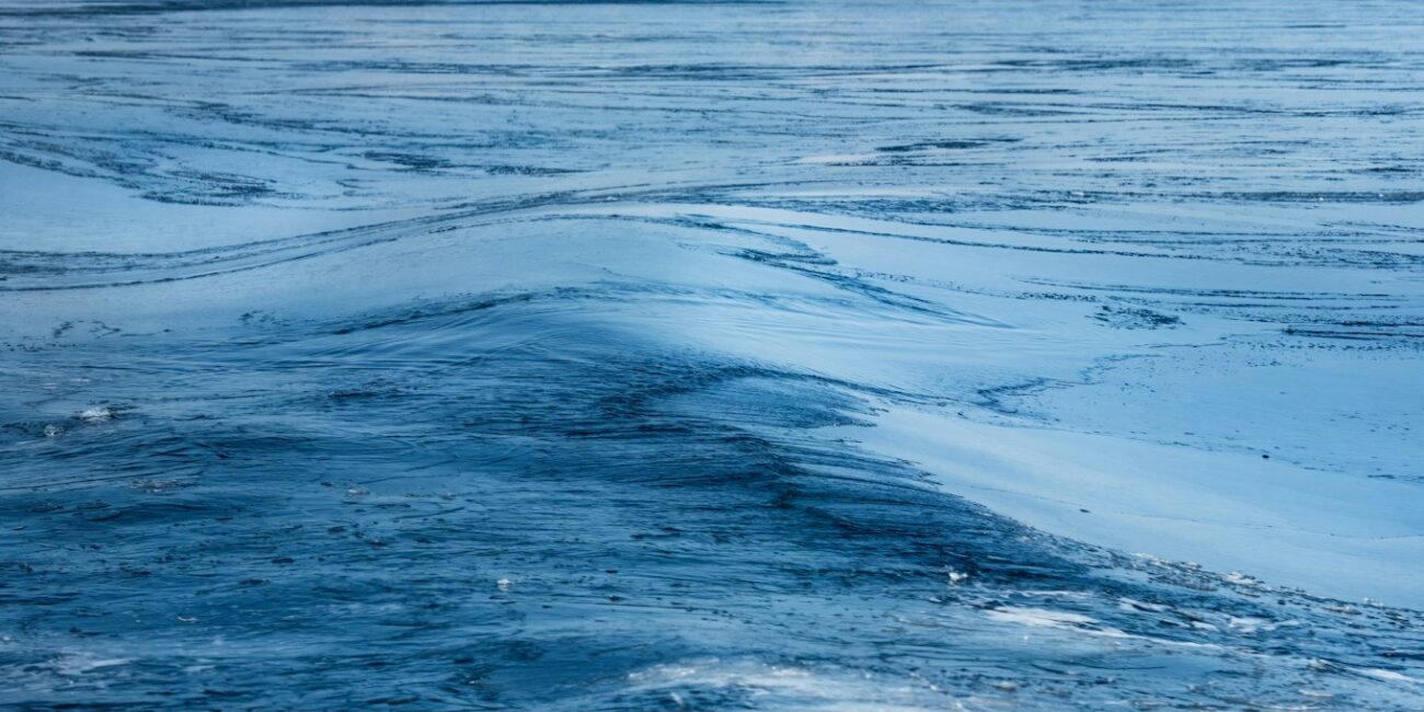 Frozen abstract landscape illustrating Warframe The Icebind six-player mode