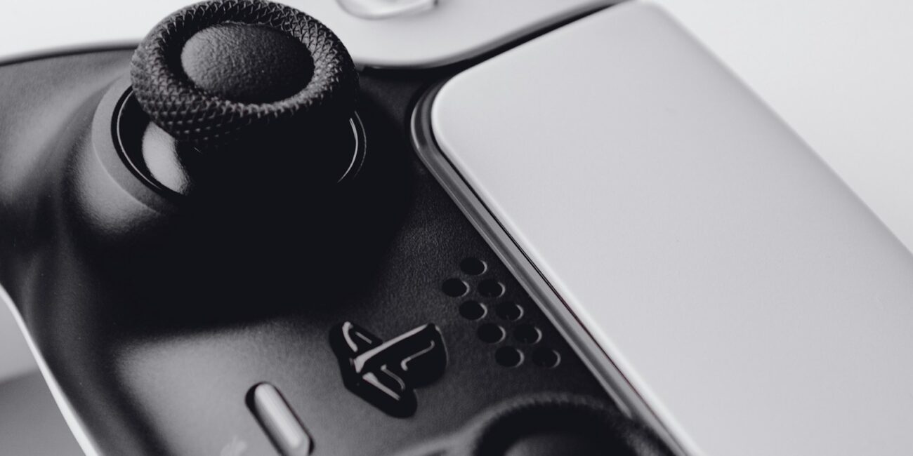 PlayStation controller representing Marvel's Wolverine update 1.002.001